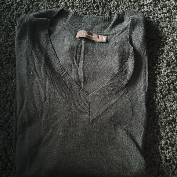 A lot of four sweaters from the limited size large - Picture 4 of 5